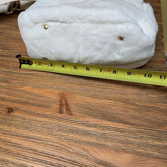 Isaac Mizrahi White Faux Fur Shoulder Bag with Gold Details - Picture 4 of 13